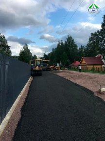 Фото | Укладка асфальтовой крошки при помощи асфальтоукладчика